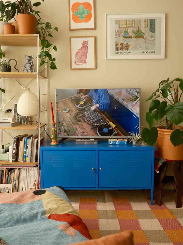 This is my house I live here

This is my living room full of colors and textures 

#colorofhouse #apartmentinterior #apartmentlivingroominterior #smallroom #smallhouseinterior 