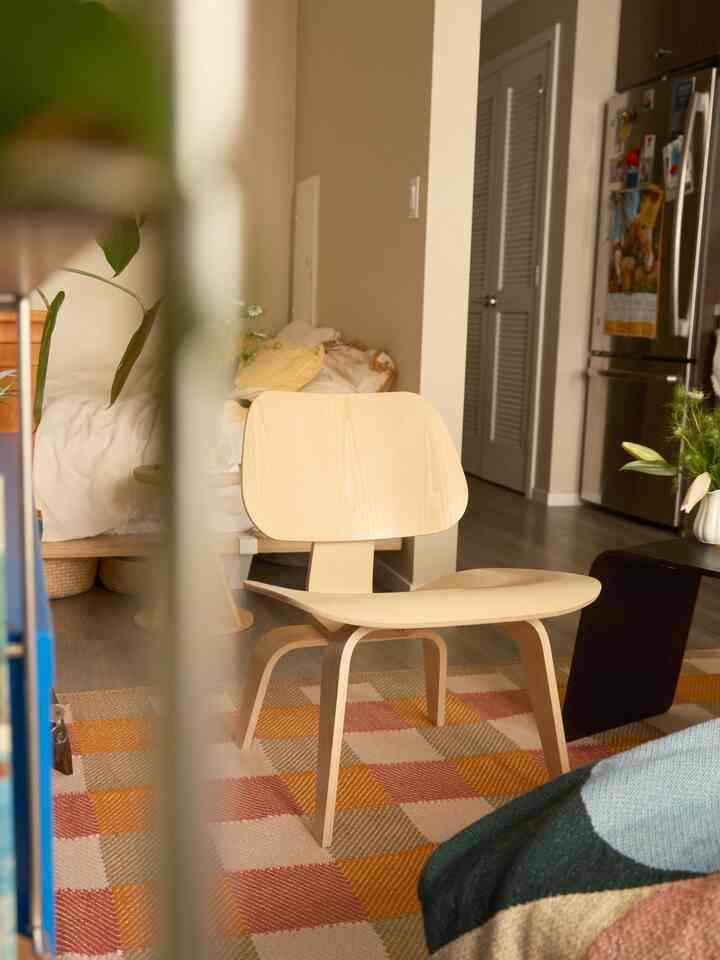 This is my house I live here

some of details shot in the living room that I don’t usually post! I love curating my shelf with things I love

#shelfdecoration #apartmentinterior #smallroom #smallhouseinterior #apartmentlivingroom 

