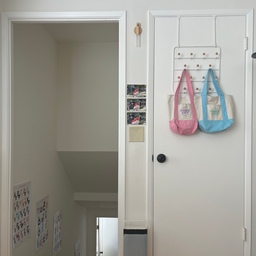 This is the entrance to the second floor — it’s the door my guests use to come in🤎
#entranceinterior
#beigeinterior 
#whiteinterior
#warmtoneinterior