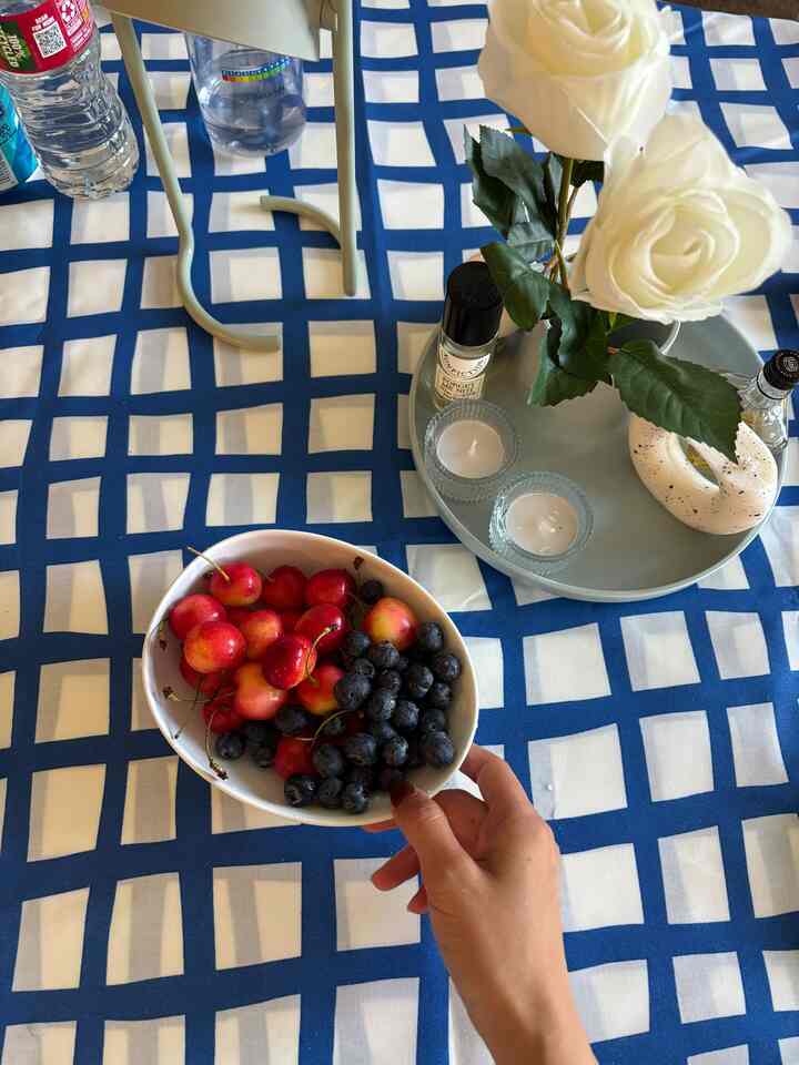 Switched to blue 💙 summer is here.
Have you tried Rainier cherries? 
They taste just like summer.


#summerinterior #summervibe #tablecloth 