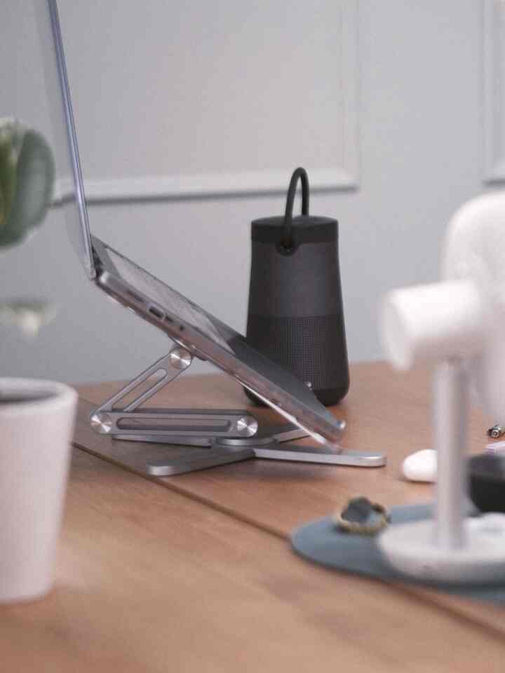 This corner starts as a workspace and ends as my slow evening retreat. A wireless speaker, soft tunes, and a gentle fan set the mood.
#apartmentaesthetic #itsmyhouseandilivehere #interiordesign #apartmenttour #itsmyhouse #homeoffice #transformertable #hiddendesk #officetelinterior #desk #midcentury 