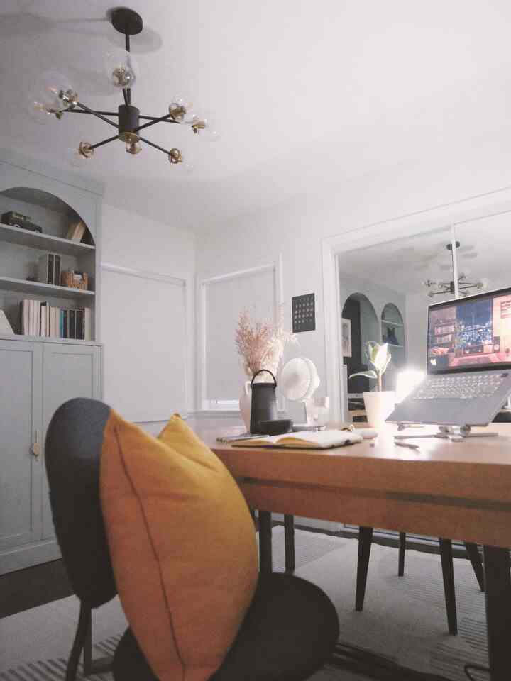 With the desk closed, it’s my favorite place to sit back and let thoughts wander.
The summer air drifting in makes everything feel lighter.
#apartmentaesthetic #itsmyhouseandilivehere #interiordesign #apartmenttour #itsmyhouse #homeoffice #transformertable #hiddendesk #officetelinterior #desk #midcentury 