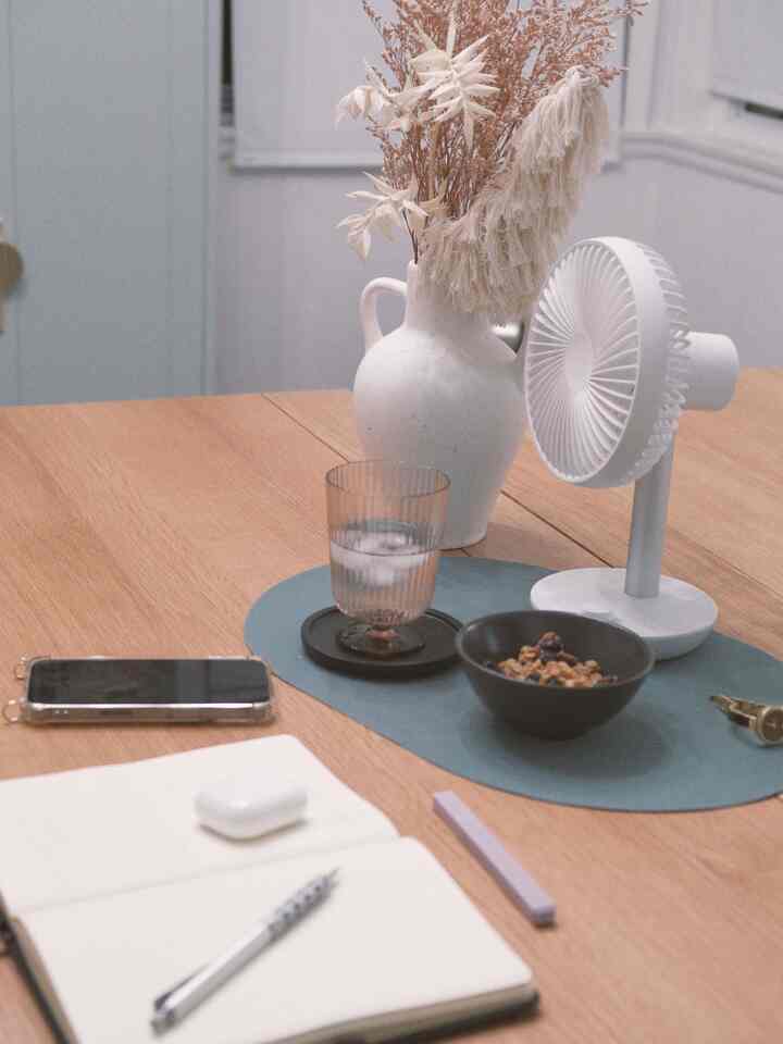 From work to wind-down in one move—this hidden desk is magic. It’s where productivity ends and presence begins.
#apartmentaesthetic #itsmyhouseandilivehere #interiordesign #apartmenttour #itsmyhouse  #homeoffice #transformertable #hiddendesk #officetelinterior #desk #midcentury 