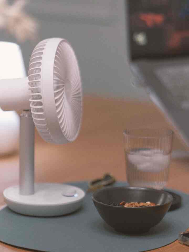 Once the desk is closed, it feels like a quiet café just for me. Evening light, soft music, and peace—my favorite way to end the day. #apartmentaesthetic #itsmyhouseandilivehere #interiordesign #apartmenttour #itsmyhouse  #homeoffice #transformertable #hiddendesk #officetelinterior #desk #midcentury 