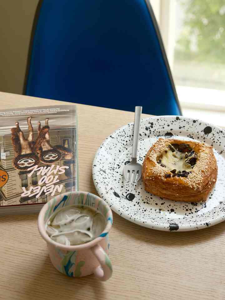 Never Too Smallの雑誌を買いました！
読むのがすごく楽しくて、刺激になります✨

#magazine #diningtable #interiormagazine