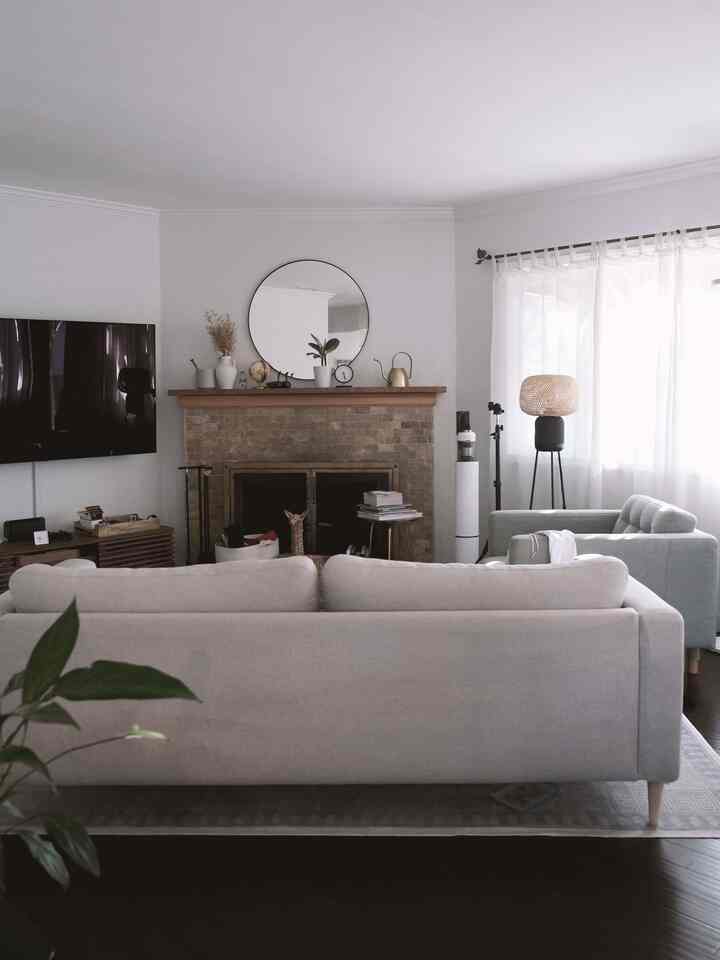 When you walk in and glance left, this cozy living room corner welcomes you.
It’s simple, soft, and perfectly me.
#apartmentaesthetic #itsmyhouseandilivehere #interiordesign #apartmenttour #itsmyhouse #livingroom #livingroominterior #moderninterior #ModernMidcentury #midcentury #ruggable #rug 