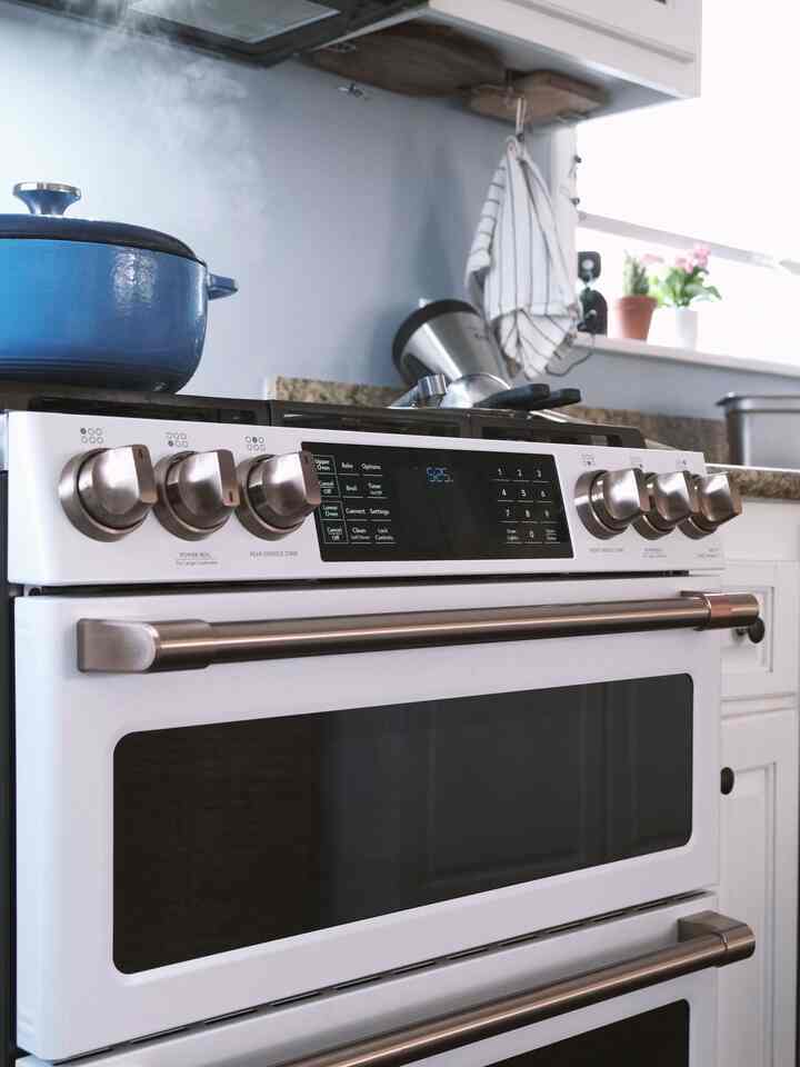 This double oven setup is my favorite part of the kitchen—both pretty and practical.
It turns every cooking moment into something special.
#apartmentaesthetic #itsmyhouseandilivehere #interiordesign #itsmyhouse #stove #doubleoven #kitcheninterior #kitchen #kitchendecoration #kitchenitems #kitchenappliances #kitchenstyling 