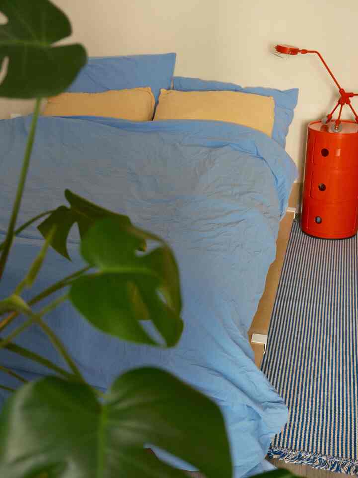 This is my house and I live here

My bedroom sits in the corner of my studio, filled with colors I love.

#bedroominterior #beddingset #smallapartment #studiodecoration 