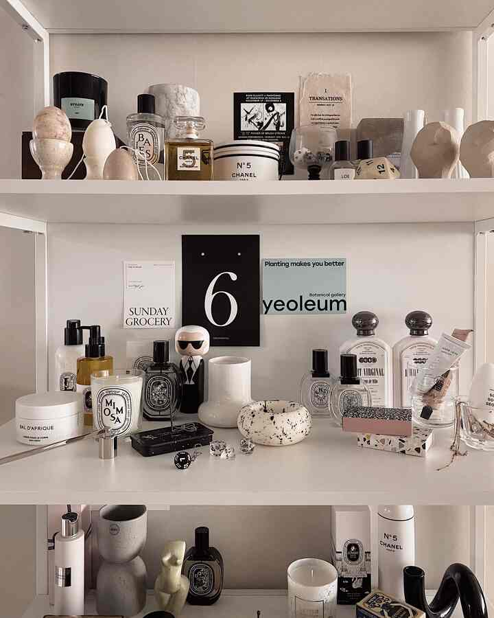 Dekorasi rak 

#rak #shelfinterior #shelfdecoration #fragrance #fragranceshelf #vase #perfume #homefragrance #Postcard #Postcardinterior #candle #roomspray #flower #flowerinterior