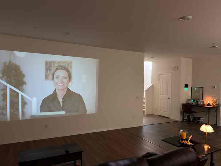 On days when the sunlight is just too strong, I close all the blinds and watch YouTube on the projector.
Today, I made pasta with green onions and cherry tomatoes — simple, but it hit the spot.✨
#livingroominterior #projector #livingroomtable #livingroomplant 