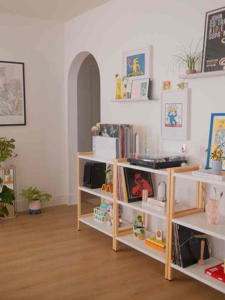 Record player + vinyl area ;) #homedecor #music 