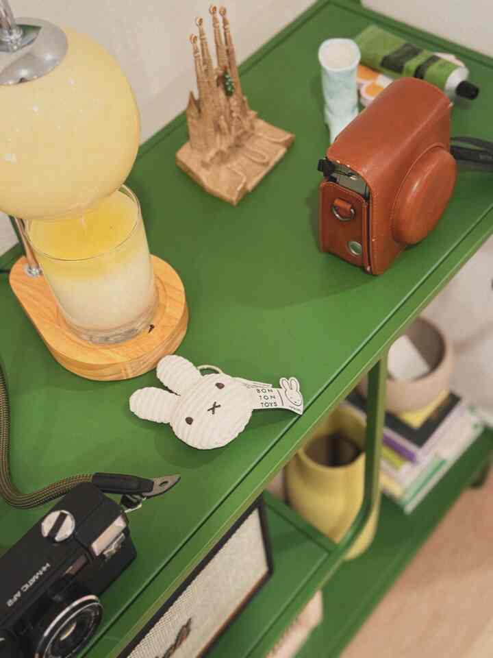 Ini membuatku gembira — koleksi kecilku yang paling lucu 💕 #livingroominterior #shelfinterior #camera #candlewarmer #candle #speaker