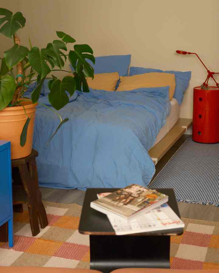 A small shift in the layout - rotated the bed and now I’ve got a bit more space to stretch on the side.

#layoutchange #bedroominterior #smallbedroom #smallhouseinterior #studiodecoration #studio 