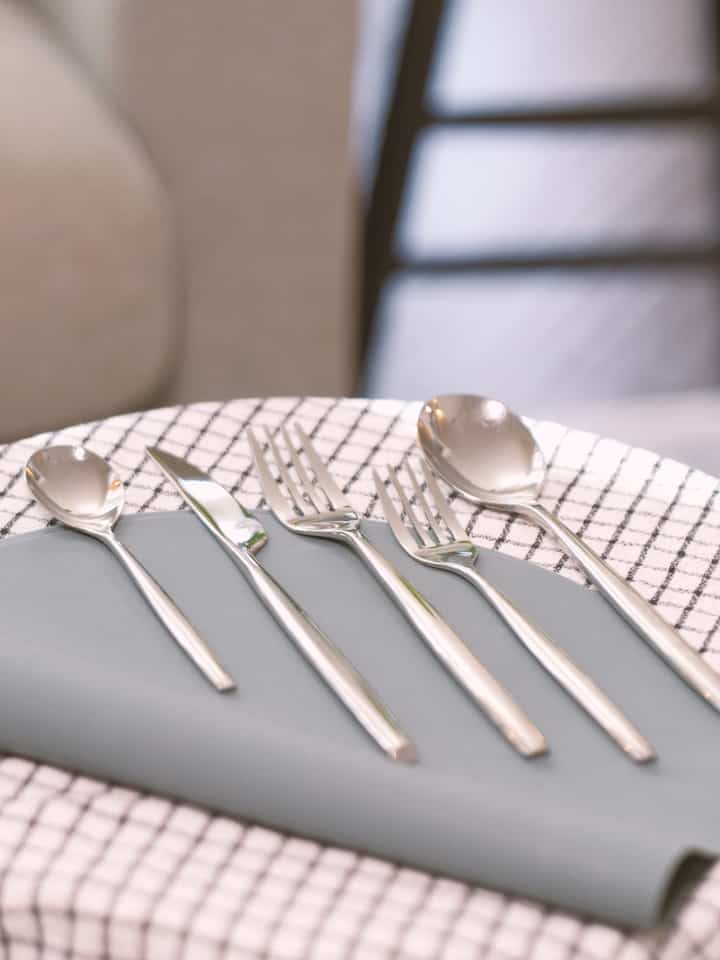 Still growing my flatware collection, but this 4-person set from Villeroy & Boch was my very first! I’ve been using it for over a year and a half (yes, even in the dishwasher!) and it still looks shiny and new. Can’t wait to pick the next set to expand my collection.
#myfavoritecollection #furniturechallenge #designobsession #interioraddict #styledspaces #flatware #Villeroyandboch 