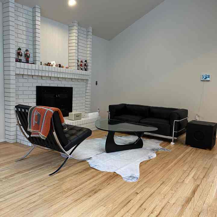 Loving this new set up 🖤
 #livingroom #interiorobject #lamp #interior #loungechair #BarcelonaChair #HermanMiller #Noguchi #coffeetable #livingroomfurniture #DWR #LC3 #designchair #designlamp #livingroomtable #designfurniture #HermanMillerDesign #cassina #interiorfurniture #livingroomsofa #decoratingtips #interiorgram #designer #livingroominterior #chairrecommendation #table #blackinterior #livingroomlighting #moderninterior #modern