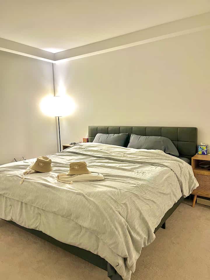 🛏️ 私のお気に入りコレクション – 柔らかく穏やかなベッドルームのアイテム
私のベッドルームは、穏やかなエネルギーに満ちています。ゆっくりと時間を過ごし、リセットし、心からくつろげる空間です。🌙✨

その全てを支えるのは、快適さとサポート力においてまさに革命的なZinusマットレスです。柔らかなライトグレーの掛け布団カバーを合わせることで、優しくミニマルな雰囲気を演出しました。すべてが心を落ち着かせる柔らかなニュートラルカラーでまとめられています。🤍

そして、この輝きは？Amazonで見つけた、夜に最も暖かく心地よい光を放つランプのおかげです。さりげない光ですが、大きな違いがあります。スイッチを入れて深呼吸をすると、たちまち心が安らぎます。

シンプルなセッティングかもしれませんが、まさにこれが私が一日を締めくくるお気に入りの方法です。

#私のお気に入りコレクション #bedroomaesthetic #neutralbedroom #zinusmattress #softlighting #amazonlampfinds #calmbedroom #cozycorners #lightgreyvibes #duvetcoversetup #homeaesthetic #peacefulspace #interioraddict #bedroomvibes #styledspaces #minimalhome #windingdown #softneutralstyle #interiorinspo #sleepwellspace

