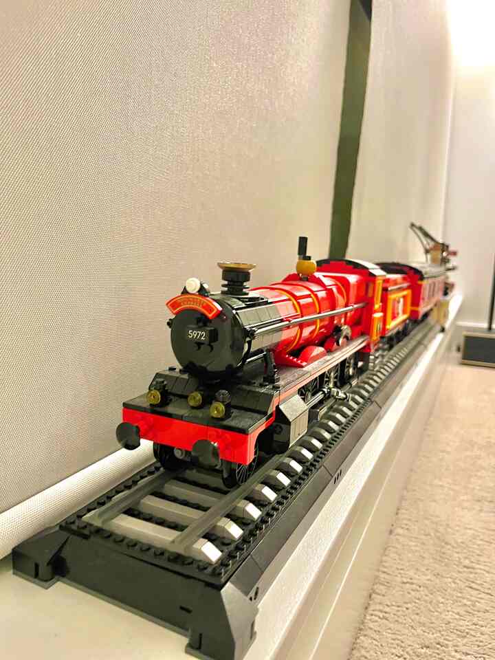 🚂 Koleksi Favorit Saya – Hogwarts Express, Tepat di Dekat Jendela Saya
Saya biasanya tidak menyimpan barang koleksi di kamar tidur… tetapi untuk yang satu ini, saya membuat pengecualian. ✨

Ini adalah LEGO Harry Potter Hogwarts Express – Edisi Kolektor (76405) — sudah dirakit sepenuhnya dan diletakkan dengan bangga di depan jendela kamar tidur, sehingga cahaya yang mengenainya tepat dan terasa seperti hendak keluar dari stasiun. 🪄🌫️

Sebagai penggemar lama Harry Potter, ini adalah bangunan impian — penuh dengan detail yang membawa kembali semua nostalgia. Dari mesin uap hingga papan nama peron, ini bukan sekadar dekorasi — ini adalah sedikit cerita dan imajinasi yang saya dapatkan saat bangun setiap pagi.

Ini menambahkan sedikit keajaiban ke kamar tidur saya yang tenang dan nyaman, dan entah bagaimana sangat cocok dengan warna netral dan pencahayaan lembut yang saya sukai. ✨🛏️

#myfavoritecollection #hogwartsexpress #harrypotterlego #adultlego #legodisplay #bedroomdecor #interiorwithpersonality #collectiblescorner #lego76405 #potterheadvibes #homewithmagic #fandomdecor #styledspaces #cozyroomvibes #neutralroom #magicaldetails #interioraddict #homeinspo
