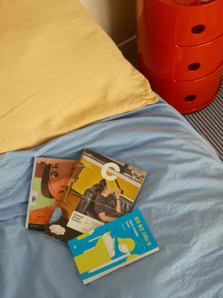 new reads from korea! my boyfriend brought me some books I’ve been wanting to read! 🧡

#book #readingspace #smallhouseinterior 