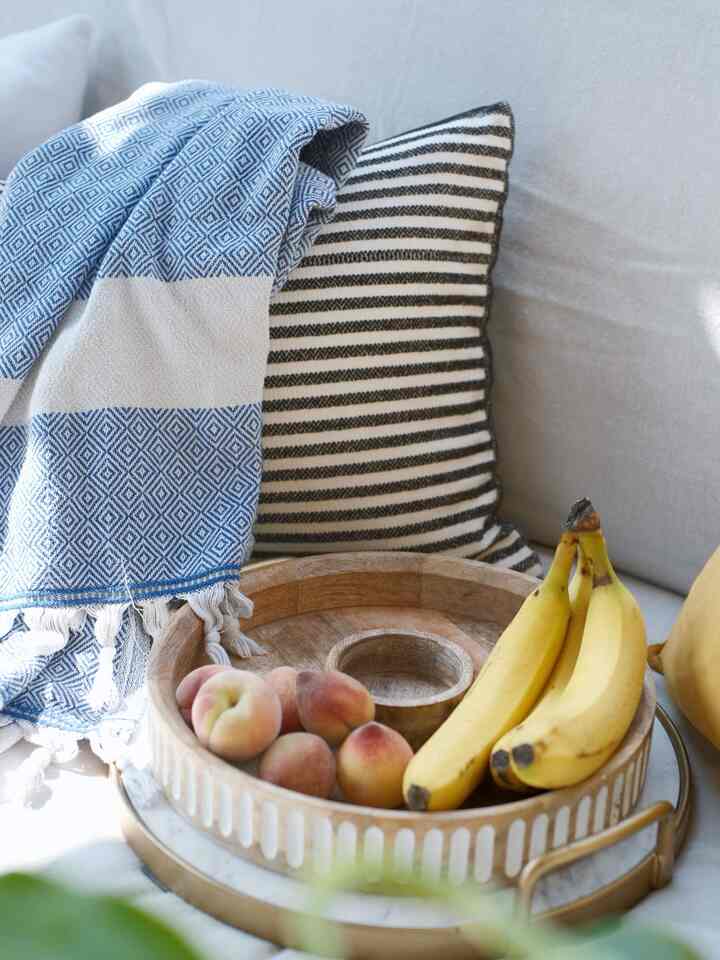 Picked our first peaches from the backyard — they’ve been soaking up the summer sun.
Laid them out on a tray with one of our Turkish towels in the back. Light, quick-drying, and perfect for hot days.



#SummerRefresh #SummerVibes #SummerStyle #SummerAtHome #outdoortable #backyard #ikea #turkishtowel #etsy