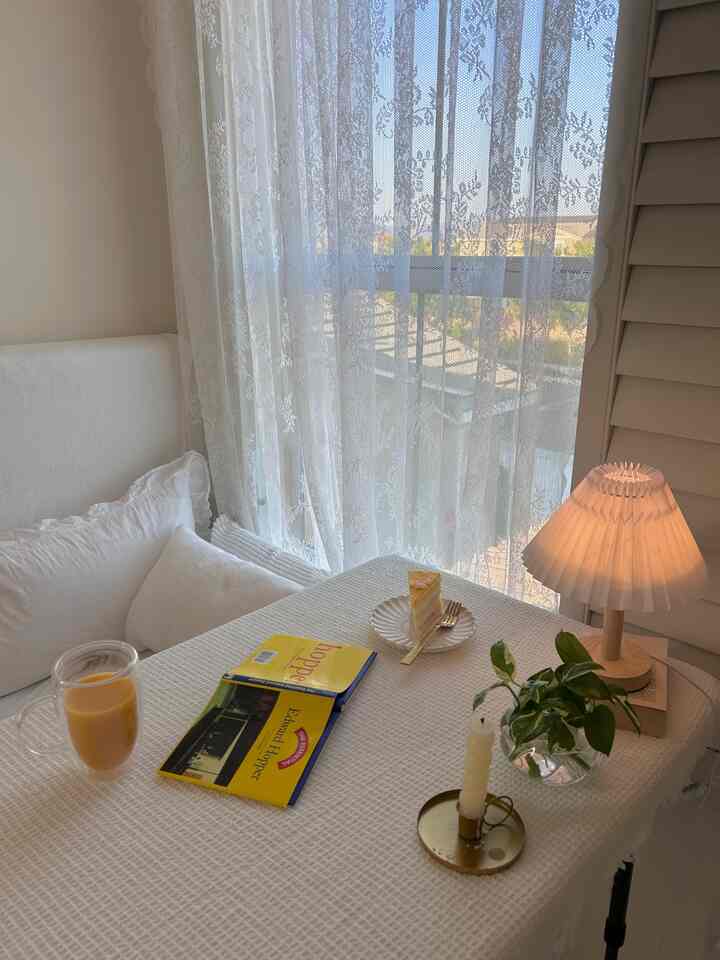 I bought a book filled with Edward Hopper’s paintings.
His works capture the emptiness and quiet loneliness of modern life, and yet there’s something strangely beautiful about the solitude.
I think I’ll take my time to look at his paintings in a warm, cozy room. Hehe☺️
#whiteinterior #cozyroom #readingspace #bookcafe #homeoffice 