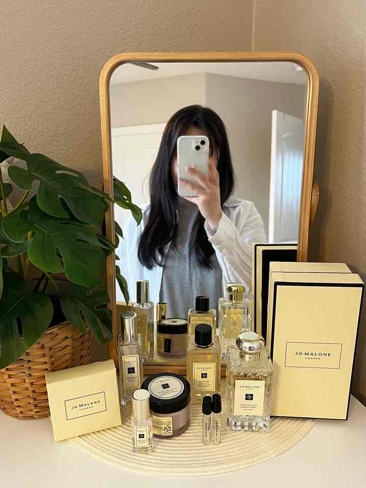 Mini perfume station in the corner 🤍 #ashhouse #perfume #roomdecor #whiteinterior 