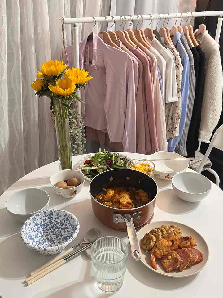 Studio is too small for dining room + bedroom + closet 🥲 #ashhouse #whiteinterior #roomdeco #flowerinterior 