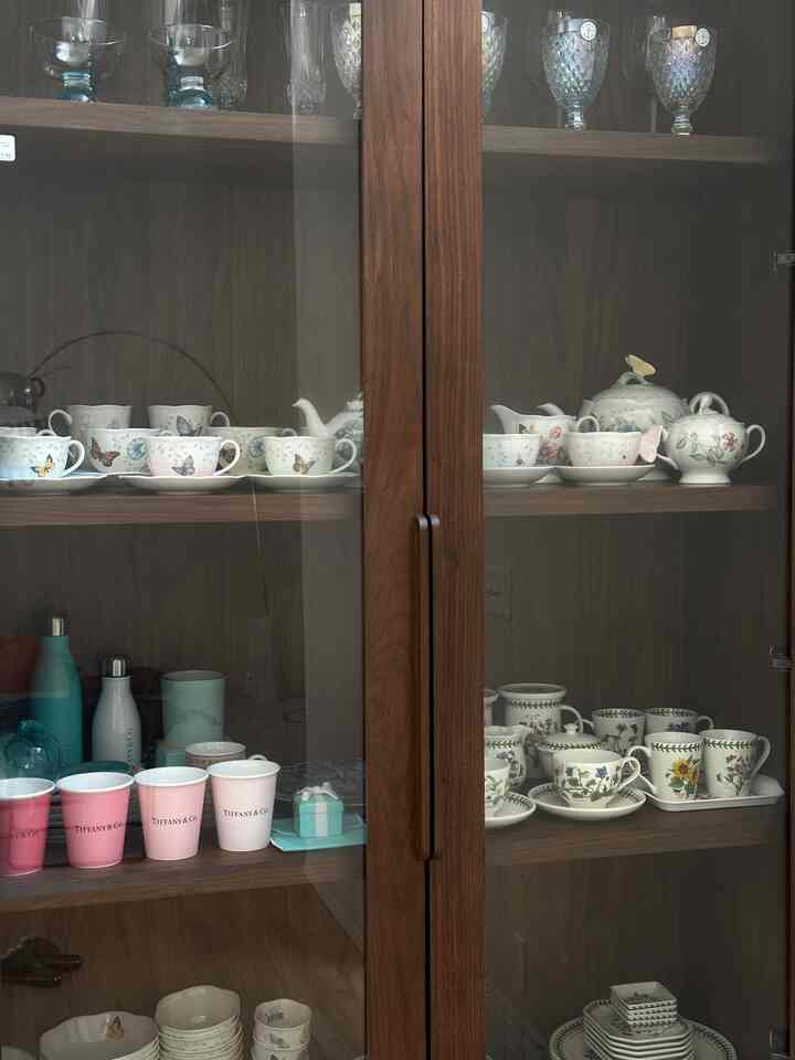 Love seeing our dinnerware collection that reminds me of summer 🩵🩷

#SummerReady #SummerRefresh #SummerVibes #SummerStyle #SummerAtHome #moderninterior #modern #diningtable #diningroom #diningroominterior #dinner #dinnermenu #diningspace #dining #diningtablerecommendation #cup #dish 