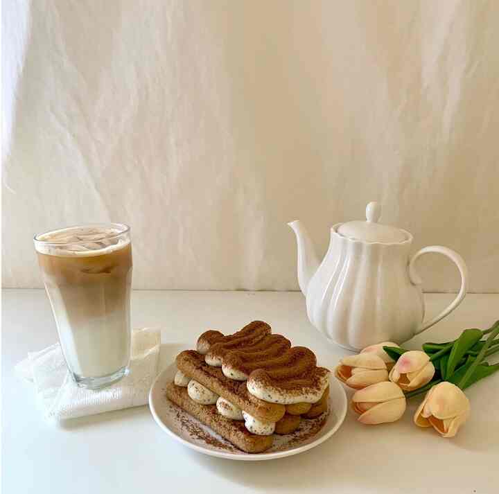 Earl grey tiramisu and latte 🤎🤍 #ashhouse #baking #whiteinterior #cozyroom #dessertplate 