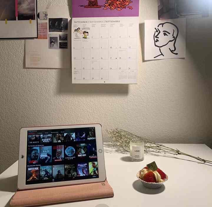 What Netflix series should I watch? #ashhouse #cozyinterior #whiteinterior #walldeco