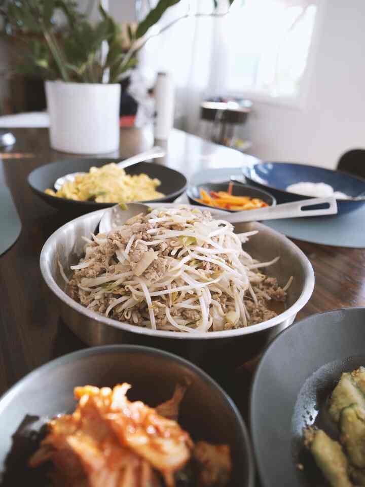 This stainless steel pan is a game changer — it goes straight from stovetop to table and the removable handle makes cleanup so easy. It’s perfect for summer dinners when you just want to keep things simple and stylish. 

 #SummerRefresh #SummerVibes #SummerStyle #SummerAtHome #diningtable #diningtableinterior #diningroominterior #westelm #villeroyandboch #food #dinner #dinnermenu #summerinterior #summerfood #tableware #placemat