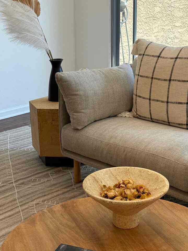 Cozy Home

#livingroominterior #livingroom #Sofa #fabricsofa #fabric #sidetable #modernkitchen #cozy #cozylivingroom #cozyhome 