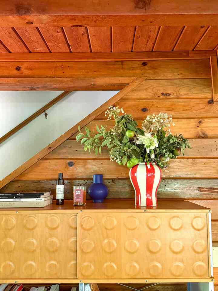 One of the perks of my job: I get to bring home flowers 🥀

#colorful #colorinterior #Cozy #cabin 