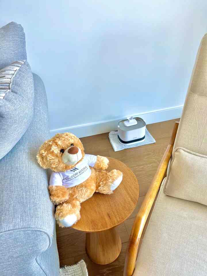 ☀️ Ruang Siap Musim Panas – Sudut Nyaman untuk Minum, Duduk, dan Minum Lagi (Untuk Kucing) 😻☀️
Sudut ruang tamu kecil ini adalah salah satu favorit kami akhir-akhir ini — terasa lembut, nyaman, dan benar-benar siap untuk musim panas.

Kami menambahkan meja samping berbentuk koktail dari kayu yang ukurannya pas untuk minuman dingin atau bacaan terkini, dipasangkan dengan kursi beraksen nyaman yang praktis mengundang Anda untuk tenggelam dalam suasana. 🛋️💛 Sofa abu-abu menjaga semuanya tetap membumi dengan warna-warna kalem, membuat seluruh ruangan terasa santai dan kohesif.

Dan karena kucing kami juga menjadi bagian dari suasana itu — air mancur otomatis mereka berada di dekatnya, menjaga mereka tetap sejuk dan terhidrasi saat kami bersantai. Garis-garis yang bersih, energi yang nyaman, dan sedikit fungsi untuk setiap anggota rumah.

#SiapMusimPanas #SummerVibes #CozyCorner #SideTableGoals #ComfyChair #NeutralLivingRoom #CatFriendlyHome #AutomaticWaterFountain #SummerRefresh #PetCorner #WoodAndGrey #MinimalDecor #HomeVibes #StyledSpaces #SmallSpaceLiving #SummerAtHome

