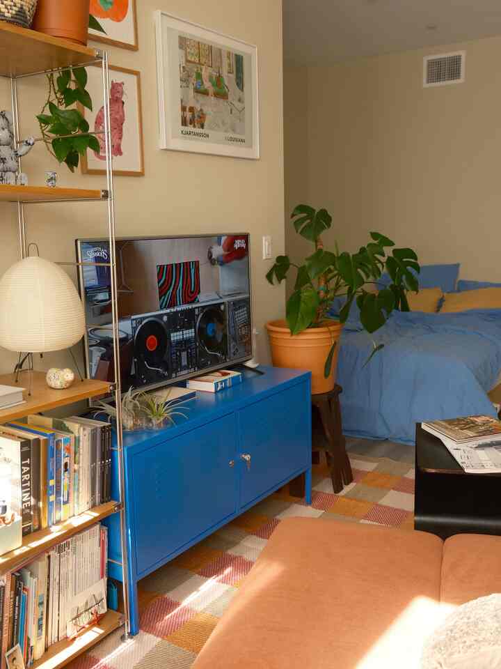 weekend afternoon vibe 💛

#summerweekend #livingroominterior #smallhouseinterior 