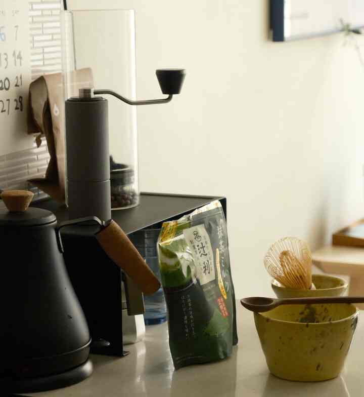matcha latte for quick brekkie 💚🍵

#breakfast #matcha #diningtable #diningtableinterior 