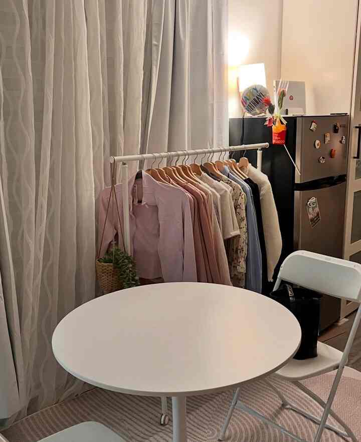 Divided kitchen, dress room, bedroom in a studio #ashhouse #whiteinterior #cozyinterior #studiointerior #studio