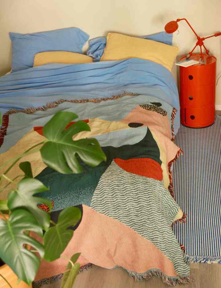 Blue for my summer bedding 🩵 Added a Slowdown Studio blanket for an extra fresh summer vibe.

#SummerReady #SummerRefresh #SummerVibes #SummerStyle #SummerAtHome