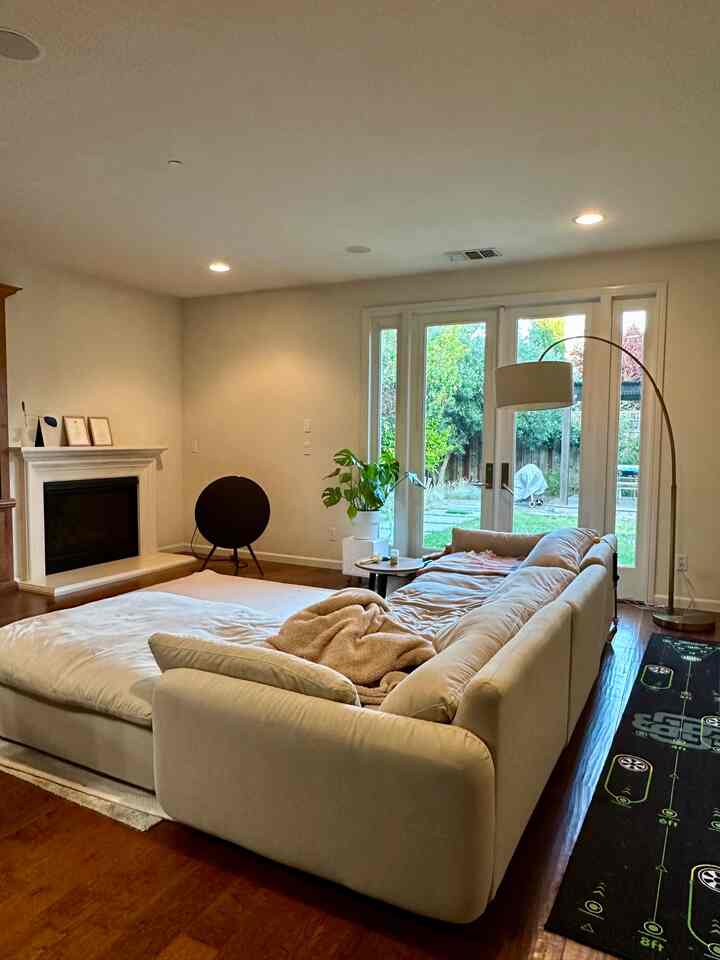 My cat's favorite spot 🦁✨🤍
#livingroominterior #catinterior #sofa #sofainterior 