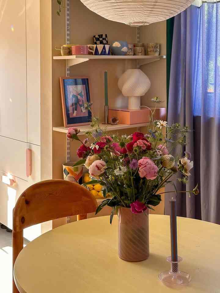 Flowers, light, and little details that make a house feel like home 🌸☀️
#morningvibes #interiorjoy #floralmoments

Credit : @anna.im.quadrat