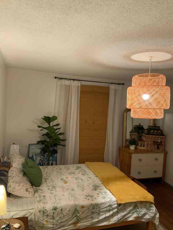 Soft lights, quiet nights 🌙
A little peace in the middle of everything.

#cozycorner #warmvibes #simpleliving #nightmood #summerhomedecor #summervibes
