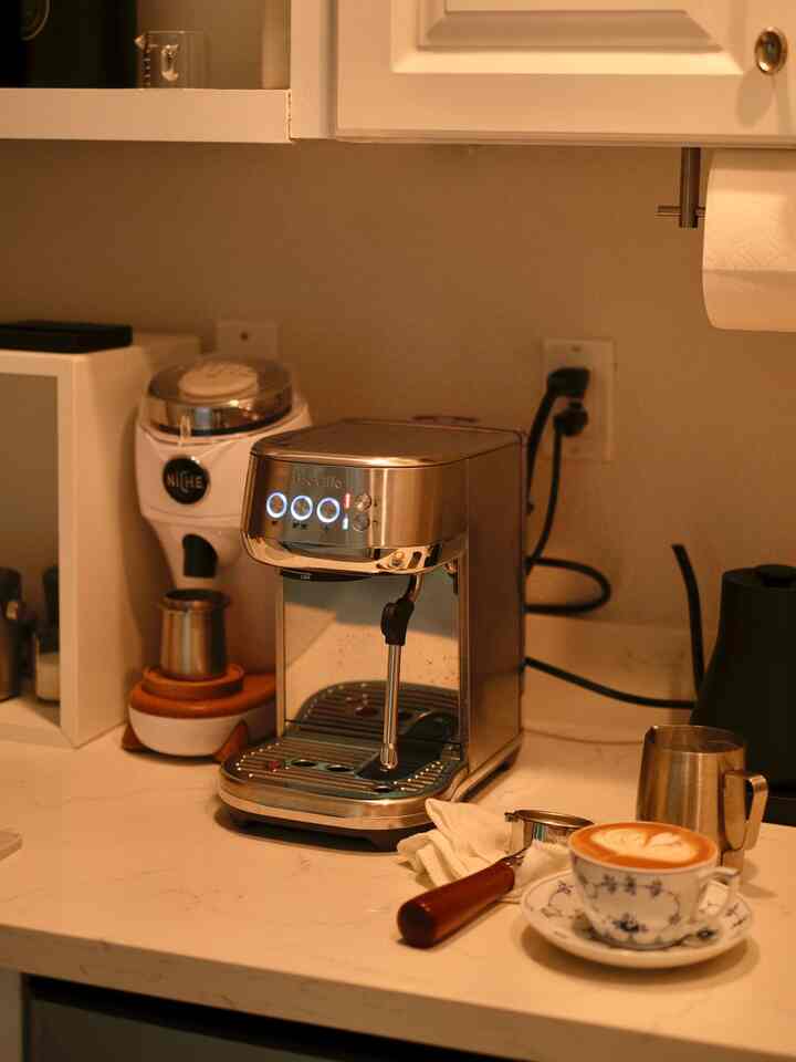 Afternoon coffee break! Also my first time succeeding a double heart ☕️❣️

#cupandsaucer #coffeecup #coffeemachine #coffeetime #coffeebar #homecafe #Espressomachine #Breville870 #bambinoplus #coffeecorner