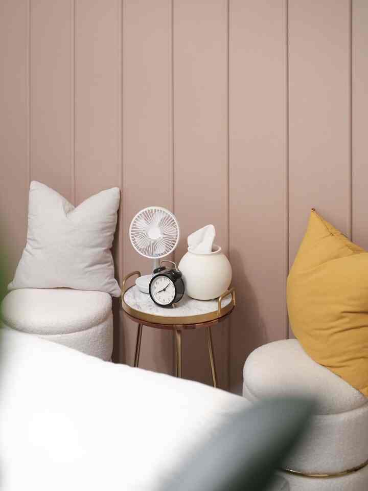 Suasana larut malam dengan kipas angin nirkabel saya yang menyala berjam-jam — plus mode pan yang menghalau panas sisa hari.
Di samping tempat tidur, terdapat dua ottoman dengan bantal empuk yang menjadi tempat sempurna untuk menikmati malam yang sejuk dan nyaman.

#dekorasimusim panas #homecafe #summerhomedecor #summervibes #bedroom #bedroominterior #moderninterior #cozybedroom #sidetable #accentwall #walldecoration #wallinterior #wainscotinginterior #wainscoting #boardandbattenwall #bedframe #bedroomlighting #bedroomfurniture #Beddingrecommendations #bed
