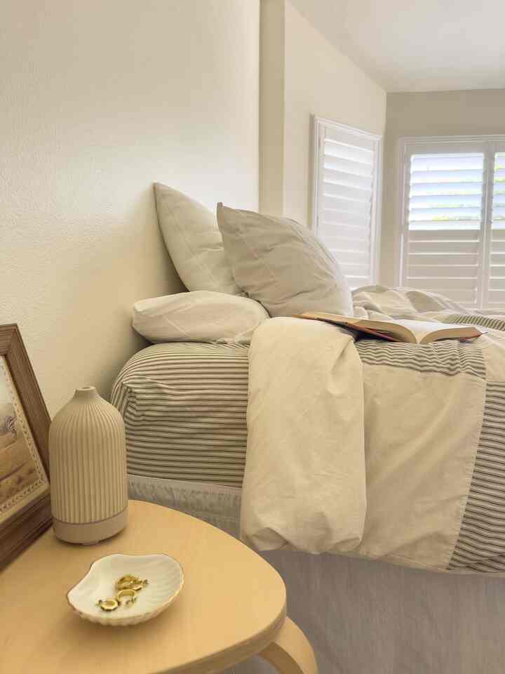 Lebih dari sekadar tempat tidur. Senang membaca buku di tempat tidur sebelum memulai hari.
#kamartidur #ikea #aromatheraphy #sidetable #redlandcotton