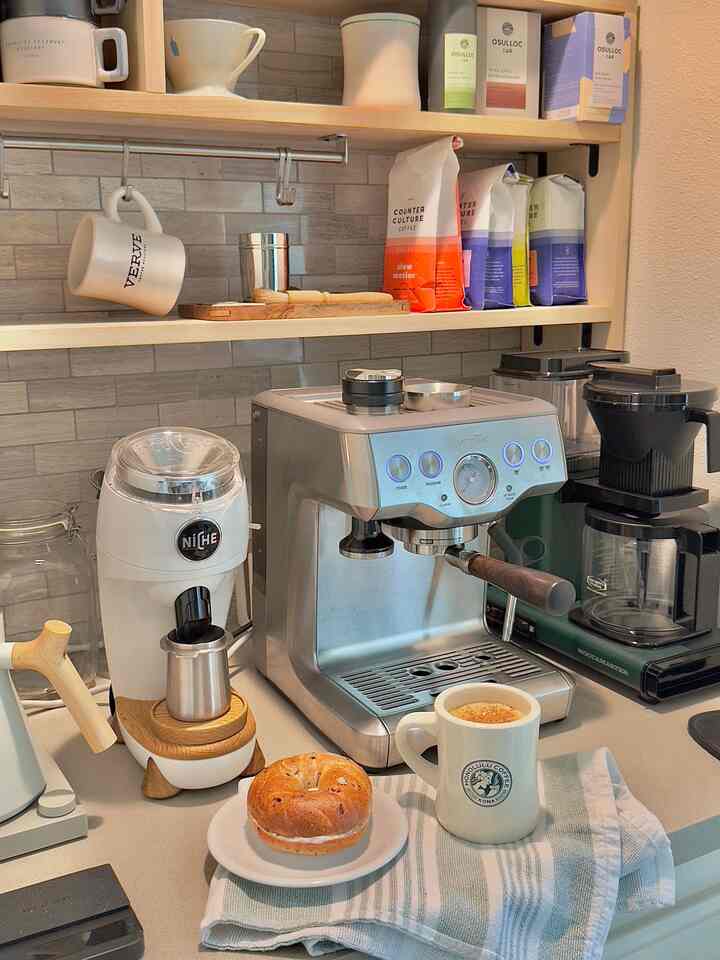 Simple breakfast but essential ☕️

#summerdecor #homecafe #coffeebar #coffeemachine #breville #niche #coffeetime #coffee #moccamaster #ikea #ikearail