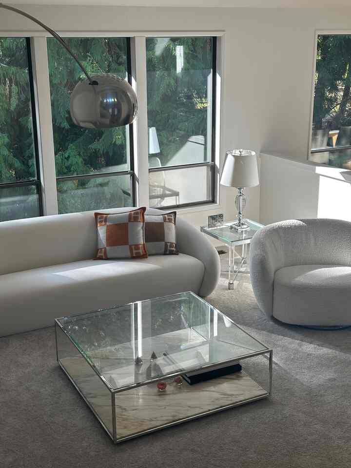 今日は自然の光に身を任せよう。穏やかで、力強く、完璧。 🤍

#夏のインテリア #homecafe #summerhomedecor #summervibes #Homecafeinterior #livingroom #whiteinterior #lamp #interior #kartell #coffeetable #livingroomfurniture #DWR #designchair #designlamp #livingroomtable #designfurniture #cassina #interiorfurniture #livingroomsofa #decoratingtips #interiorgram #designer #livingroominterior #chairrecommendation #table #blackinterior #livingroomlighting #moderninterior #modern