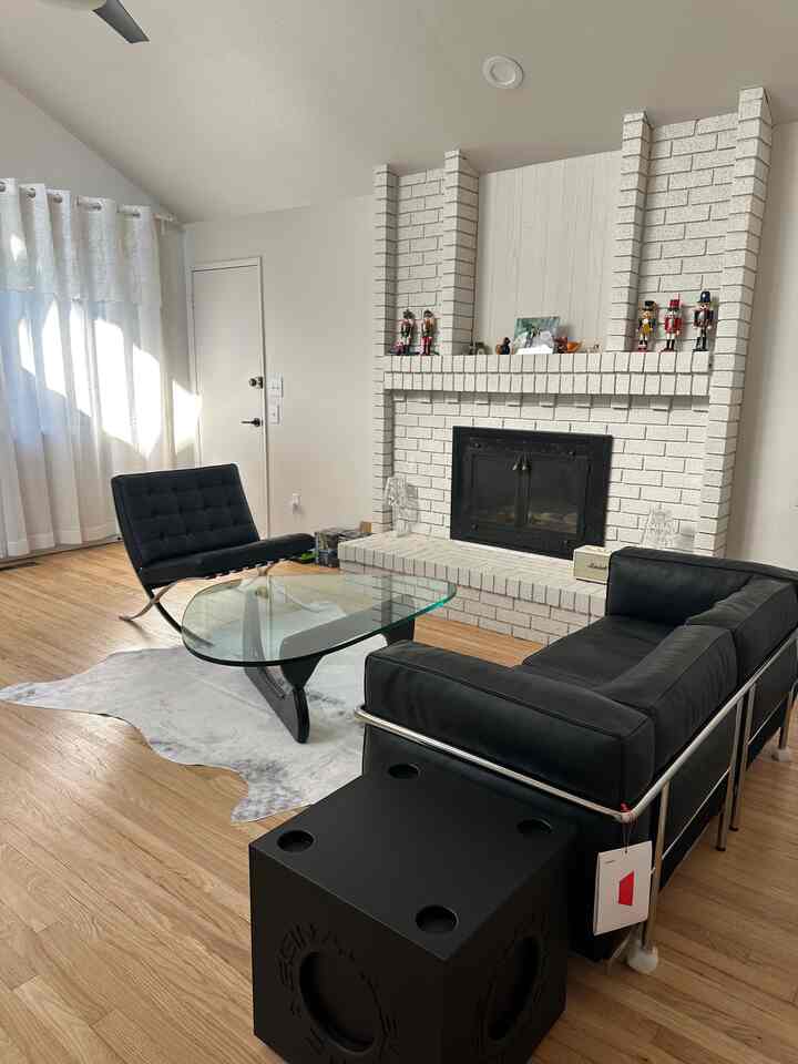 カーテンがこんなに暖かさをもたらすなんて誰が知っていたでしょうか?おうちカフェに活気が溢れています🤍🖤

#summerdecor #homecafe #summerhomedecor #summervibes #Homecafeinterior #livingroom #interiorobject #lamp #interior #kartell #coffeetable #livingroomfurniture #DWR #designchair #designlamp #livingroomtable #designfurniture #cassina #interiorfurniture #livingroomsofa #decoratingtips #interiorgram #designer #livingroominterior #chairrecommendation #table #blackinterior #livingroomlighting #moderninterior #modern