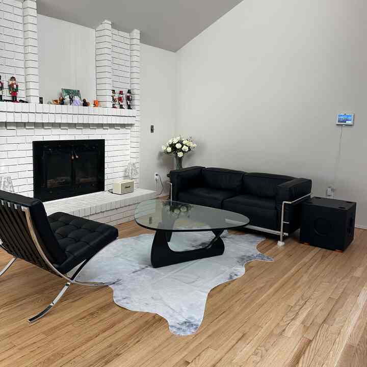 お花が飾られて、カフェ気分が高まります。この居心地の良いコーナーが大好きです🤍🖤

#summerdecor #homecafe #summerhomedecor #summervibes #Homecafeinterior #livingroom #interiorobject #lamp #interior #kartell #coffeetable #livingroomfurniture #DWR #designchair #designlamp #livingroomtable #designfurniture #cassina #interiorfurniture #livingroomsofa #decoratingtips #interiorgram #designer #livingroominterior #chairrecommendation #table #blackinterior #livingroomlighting #moderninterior #modern