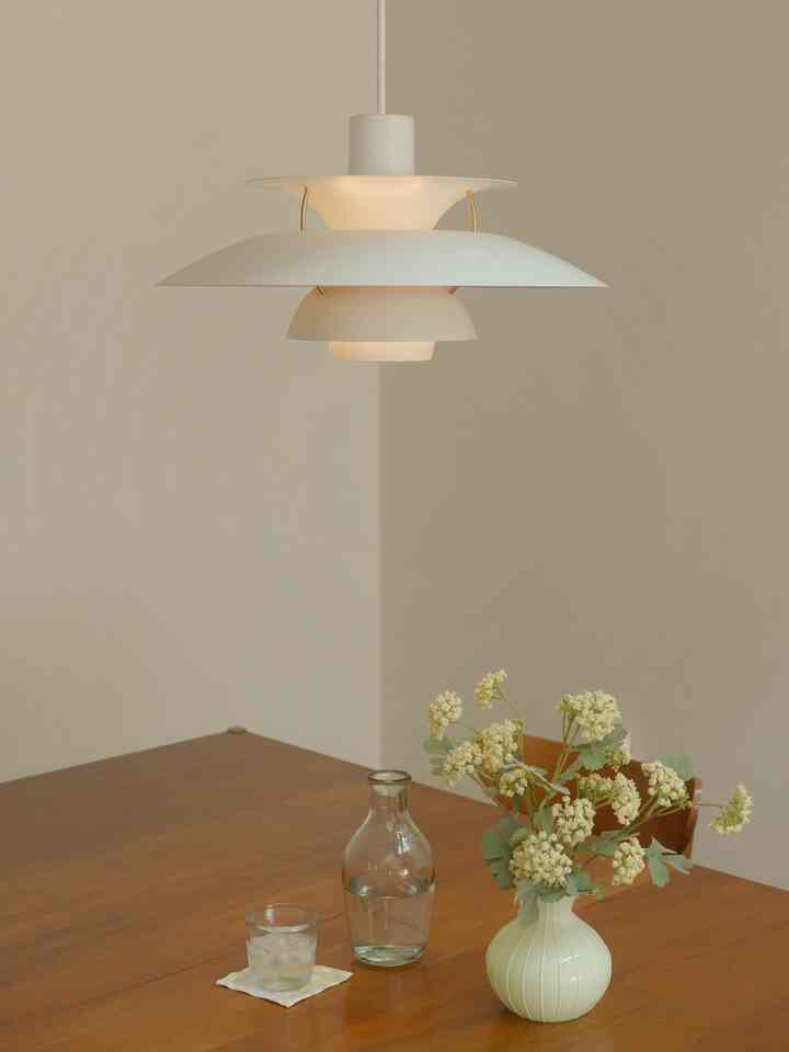 Quier corner of my dining room

#Mid-CenturyModern #diningtable #diningtableinterior 