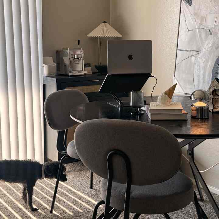 このダイニングテーブルは時々私の仕事場としても使われており、Amazon で見つけたものだけでスタイリングされています #amazon #workfromhome #ikea #lazyafternoon #infj #아마존쇼핑