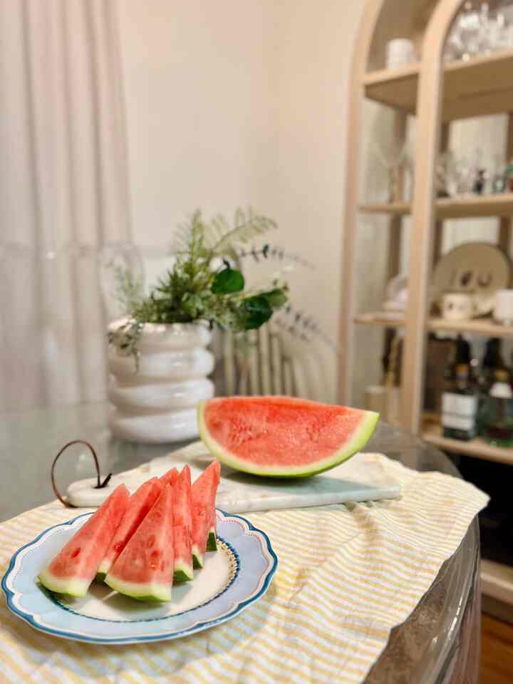 A little summer oasis on my table 🍉
Fresh watermelon, soft light, and a slow afternoon vibe.
#summerdecor #homecafe #summerrefresh #cozyhome #tablesetting 